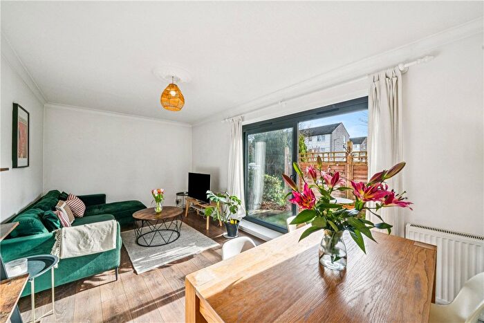 2 Bedroom Flat For Sale In Mayford Close, London, SW12