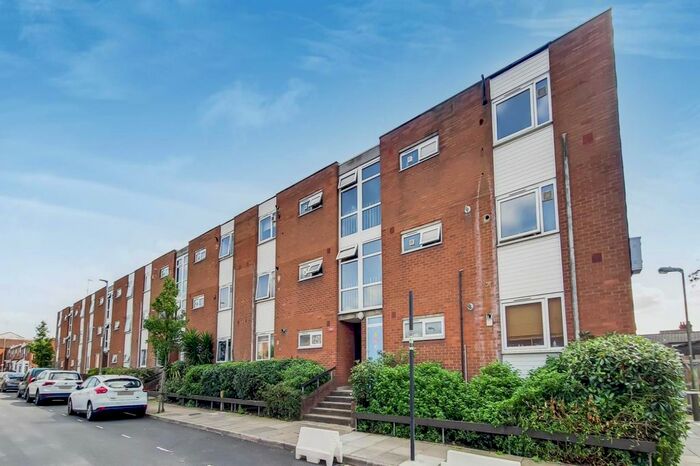 1 Bedroom Flat To Rent In Waverton Road, Earlsfield, SW18