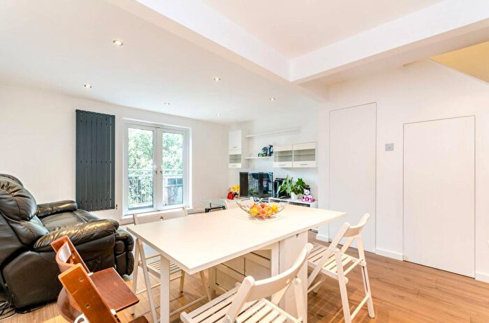 2 Bedroom Maisonette To Rent In Royal Mint Street, Tower Hill, London, E1