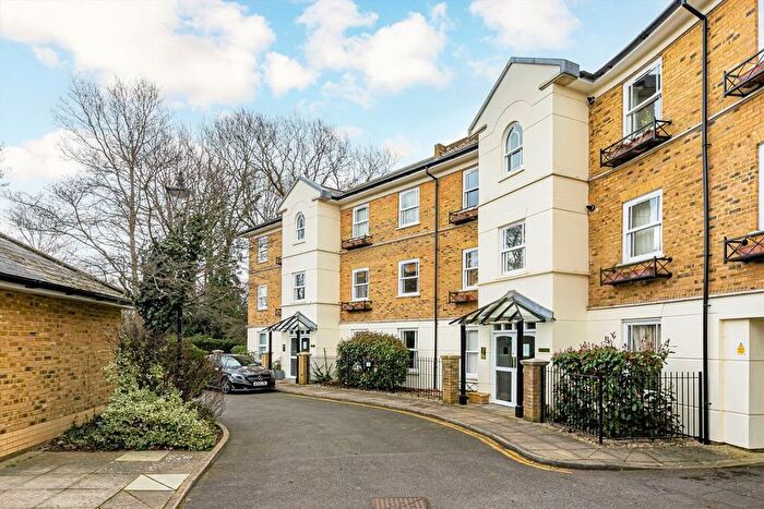 2 Bedroom Flat For Sale In Deerhurst Crescent, Hampton Hill, TW12
