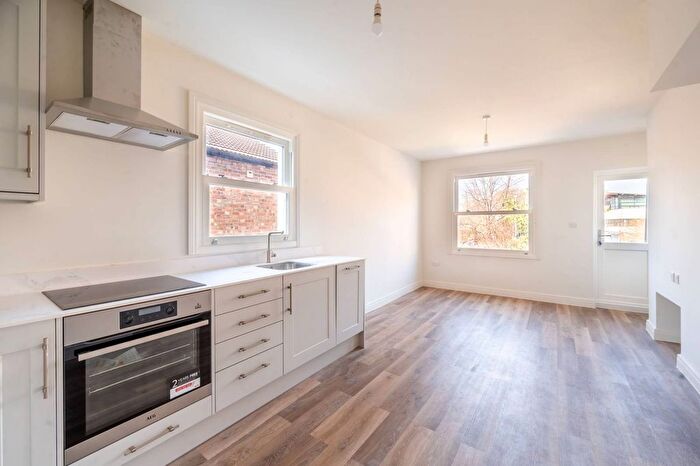 2 Bedroom Flat To Rent In Bickley Street, Tooting, London, SW17