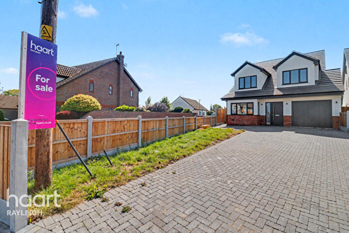 4 Bedroom Detached House For Sale In Poors Lane, Daws Heath, SS7
