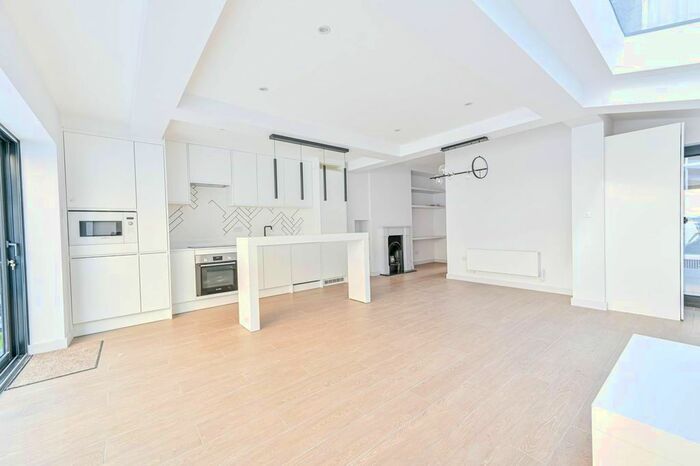 2 Bedroom Flat To Rent In Ingelow Road, Battersea, London, SW8