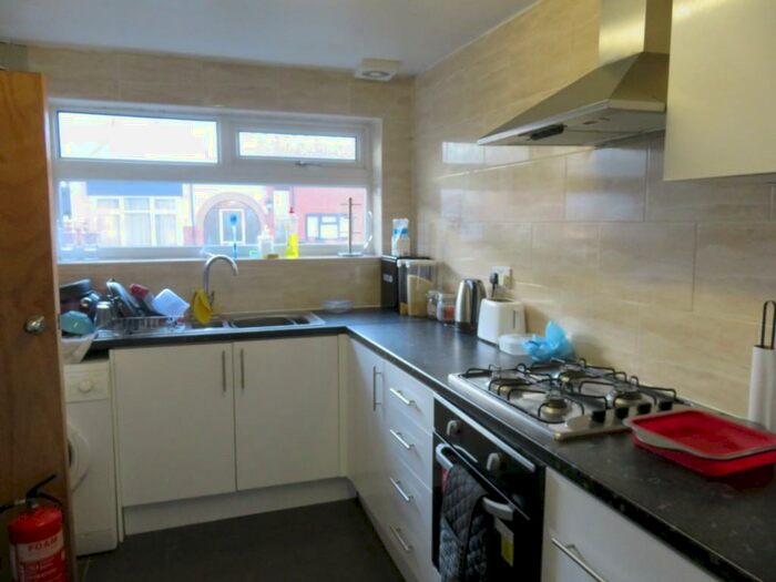5 Bedroom Semi-Detached House To Rent In Allington Avenue, Nottingham, NG7