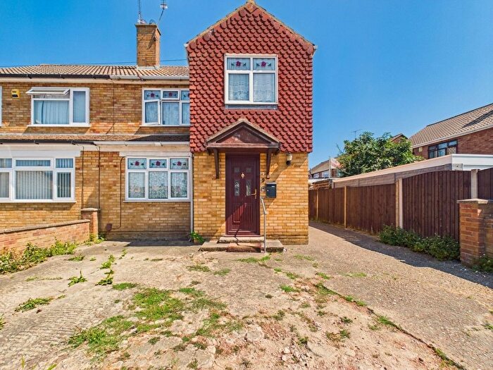 3 Bedroom Semi-Detached House For Sale In Allensway, Stanford-Le-Hope, SS17