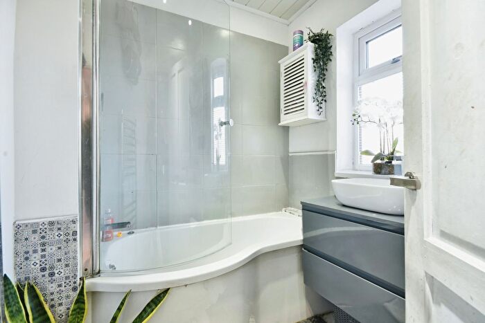 3 Bedroom Semi-Detached House For Sale In Wedgwood Road, Clifton, Swinton, Manchester, M27