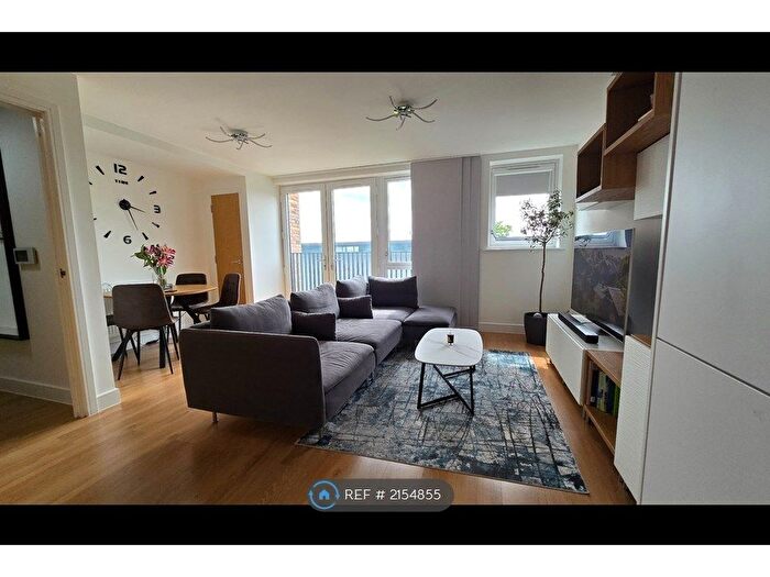 2 Bedroom Flat To Rent In Nailsworth Crescent, Merstham, Redhill, RH1