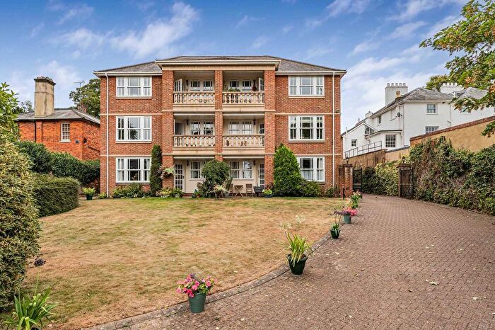 2 Bedroom Flat For Sale In Remenham Hill, Remenham, Henley-On-Thames, RG9
