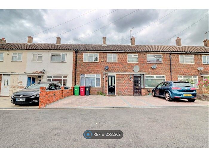 3 Bedroom Terraced House To Rent In Randolph Road, Slough, SL3