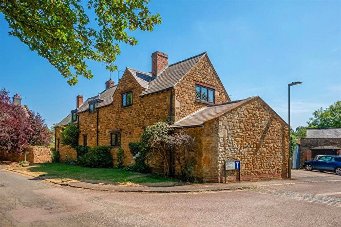 3 Bedroom Link Detached House For Sale In Orchard Piece, Mollington, Banbury, OX17
