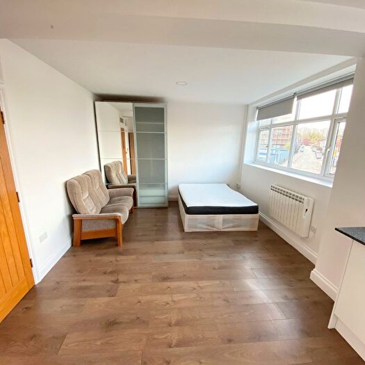 Studio To Rent In Vale Road, London, N4