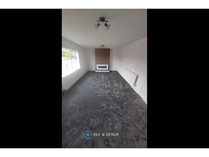 3 Bedroom Maisonette To Rent In Middleton Road, Oldham, OL2