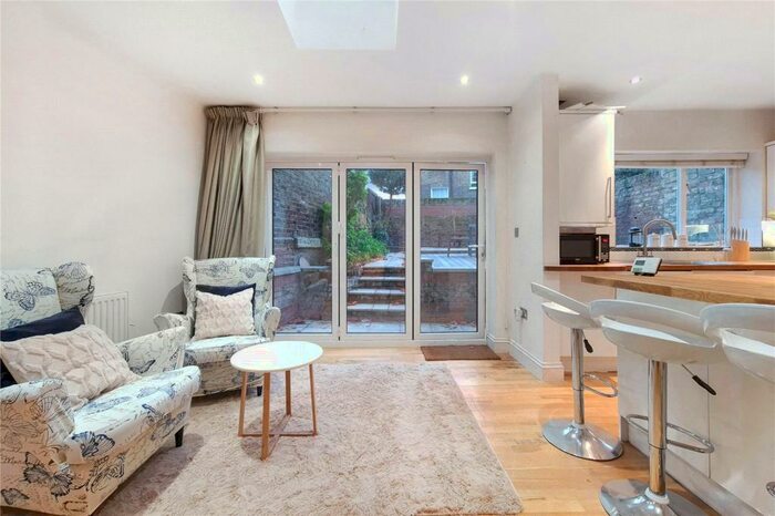 2 Bedroom Terraced House To Rent In Packington Street, Islington, London, N1