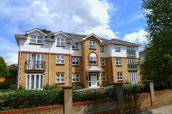 2 Bedroom Flat To Rent In Rosebank Close, Teddington, TW11