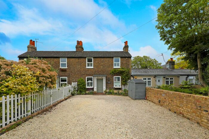 3 Bedroom Cottage To Rent In Uxbridge Road, Hampton Hill, Hampton, TW12