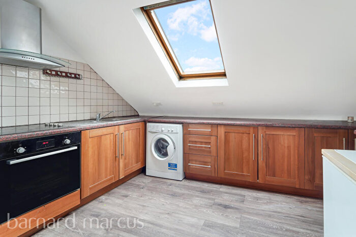 1 Bedroom Flat To Rent In Chiltern Drive, Surbiton, KT5