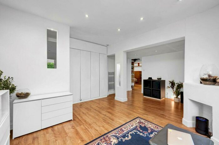 2 Bedroom Maisonette To Rent In Lordship Lane, East Dulwich, London, SE22