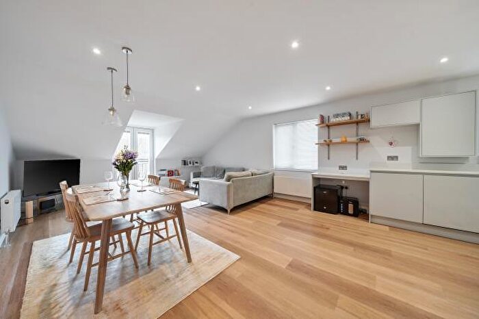 2 Bedroom Apartment For Sale In Hollyfield Road, Surbiton, KT5