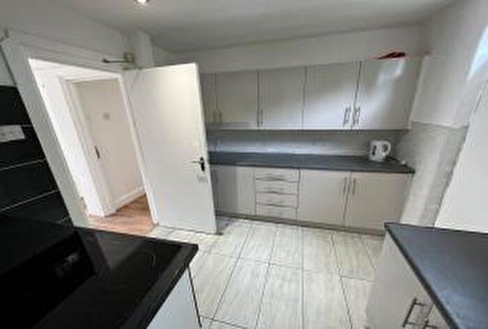 6 Bedroom Terraced House To Rent In Langdale Gardens, Leeds, LS6