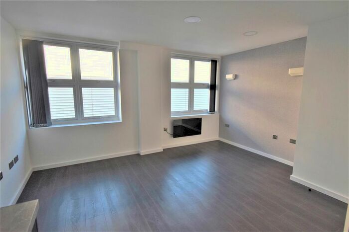 1 Bedroom Flat To Rent In Elmwood Avenue, Feltham, TW13