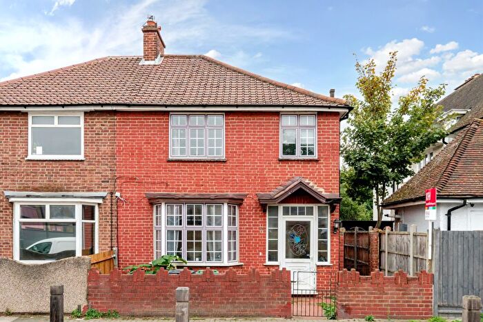 3 Bedroom Semi-Detached House For Sale In Broadwater Road, London, SW17