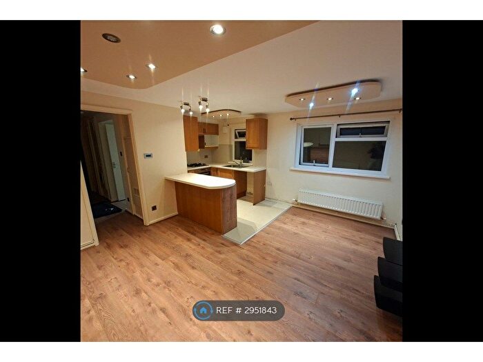 1 Bedroom Flat To Rent In Holtdale Place, Leeds, LS16