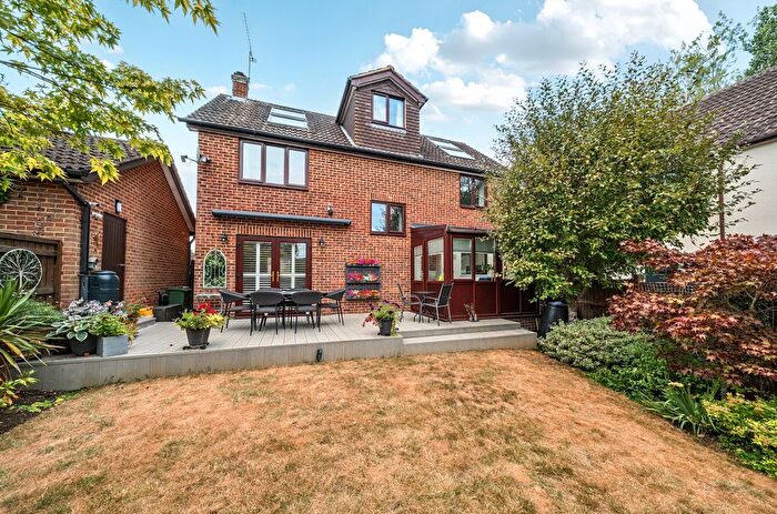 6 Bedroom Link Detached House For Sale In Nursery Close, Hook, Hampshire, RG27