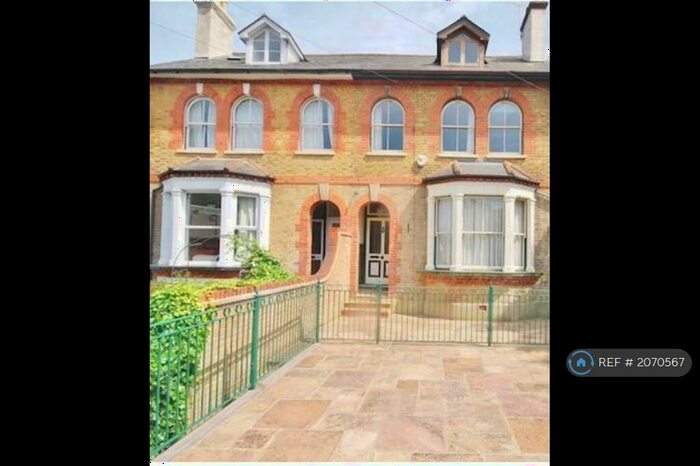 5 Bedroom Semi-Detached House To Rent In Croydon Road, Caterham, CR3