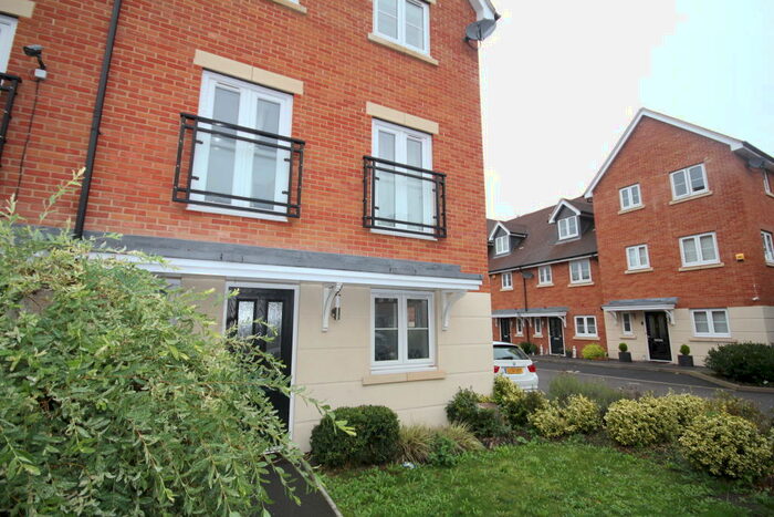 6 Bedroom Semi-Detached House To Rent In Meyers Close, SL3