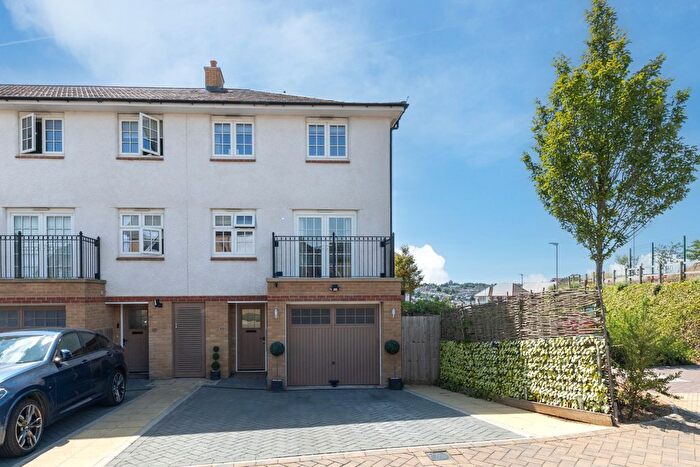 4 Bedroom End Terrace House For Sale In Armstrong Road, Luton, Bedfordshire, LU2