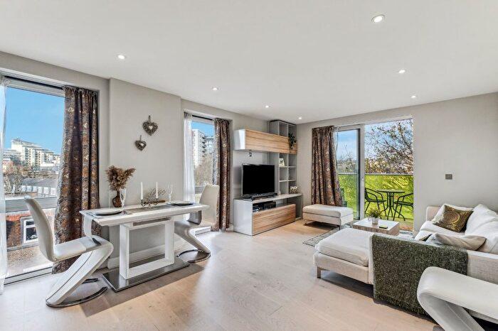 2 Bedroom Flat To Rent In Plough Road, Battersea, SW11