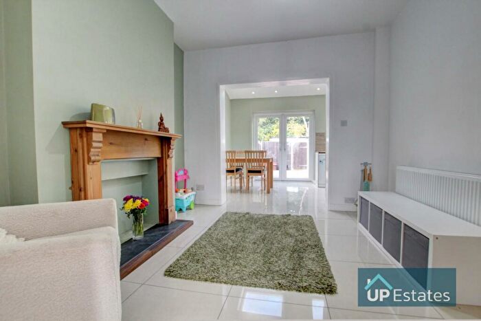 3 Bedroom End Of Terrace House For Sale In Binley Road, Binley, Coventry, CV3