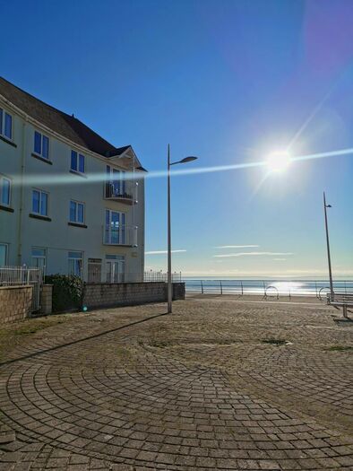 2 Bedroom Apartment To Rent In Ocean Crescent, Marina, Swansea, SA1