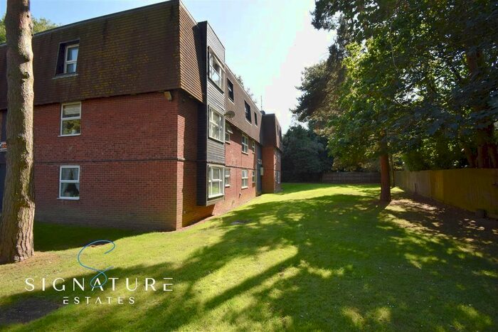 1 Bedroom Flat To Rent In Windsor Close, Bovingdon, Hemel Hempstead, HP3