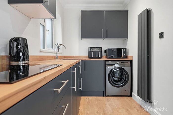 2 Bedroom Bungalow For Sale In Feeches Road, Southend-On-Sea, SS2