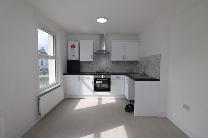 3 Bedroom Flat To Rent In Godwin Road, London, London, E7