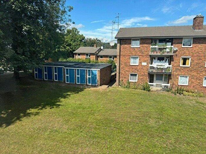 2 Bedroom Flat For Sale In Carrington Close, Redhill, Surrey, RH1