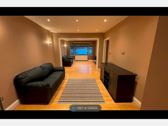 3 Bedroom End Of Terrace House To Rent In Berkeley Avenue, Hounslow TW4