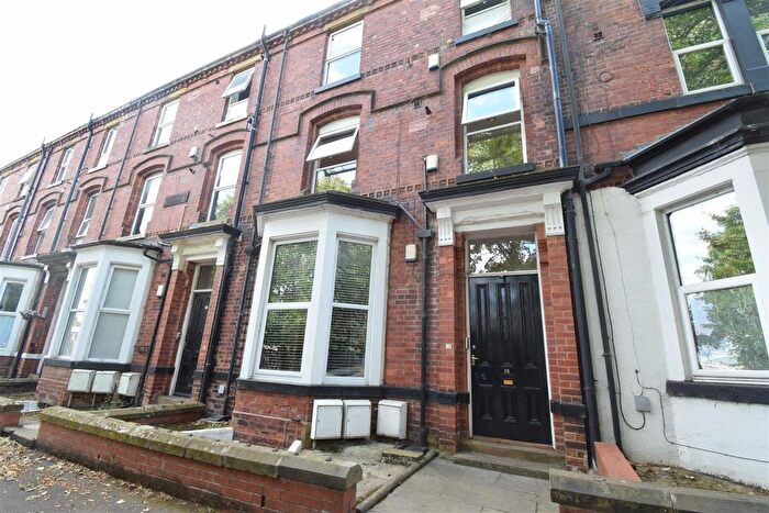 2 Bedroom Flat To Rent In College Grove View, Wakefield, WF1