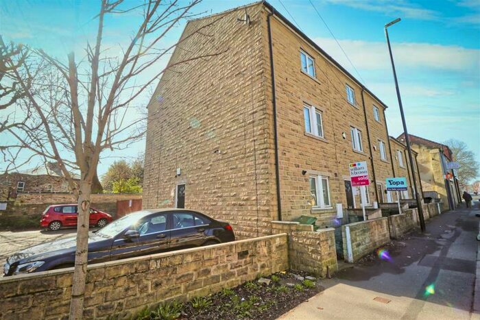 4 Bedroom Semi-Detached House To Rent In Town Street, LS12