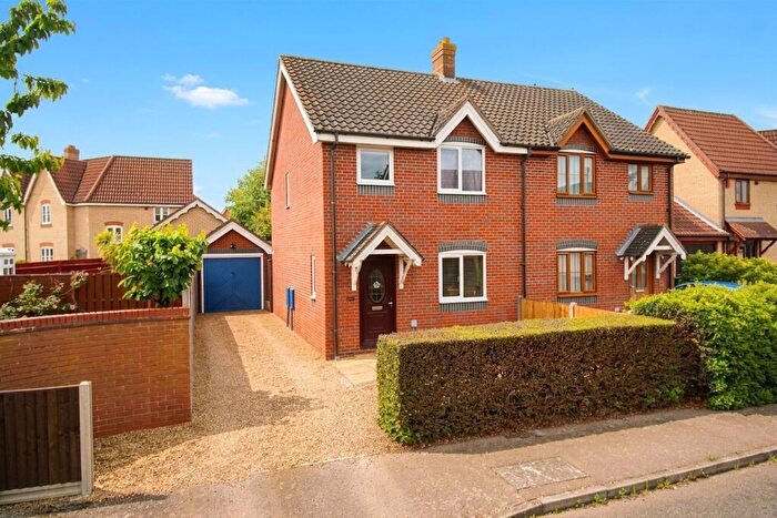 3 Bedroom Semi Detached House For Sale In Bramble Way, Wymondham, NR18