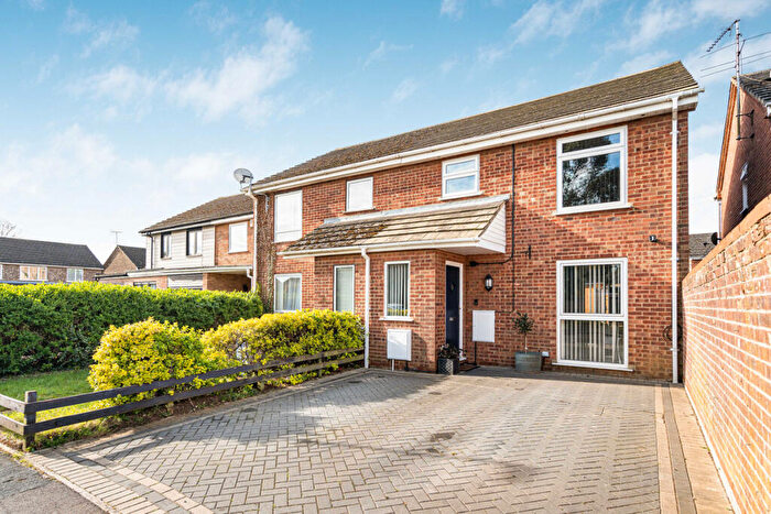 3 Bedroom End Of Terrace House For Sale In Fair Close, Bicester, OX26