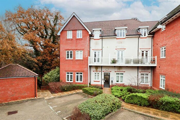 2 Bedroom Apartment For Sale In Jubilee Drive, Church Crookham, Fleet, GU52
