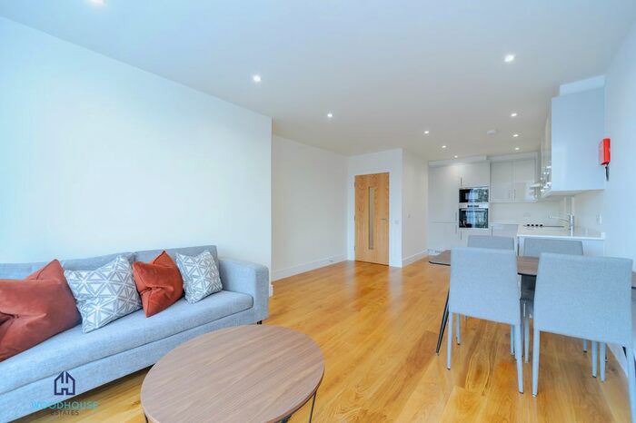 2 Bedroom Flat To Rent In Park Avenue, Bushey, WD23