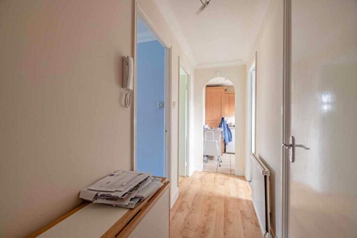 1 Bedroom Flat For Sale In New Road, Datchet, SL3