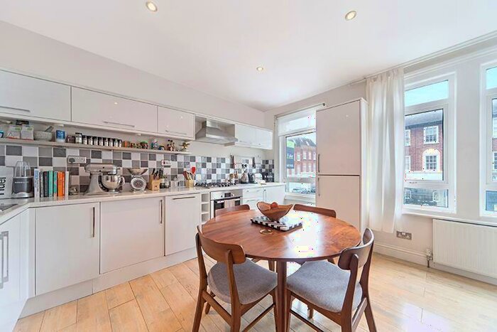 1 Bedroom Flat To Rent In Upper Richmond Road West, Richmond, SW14