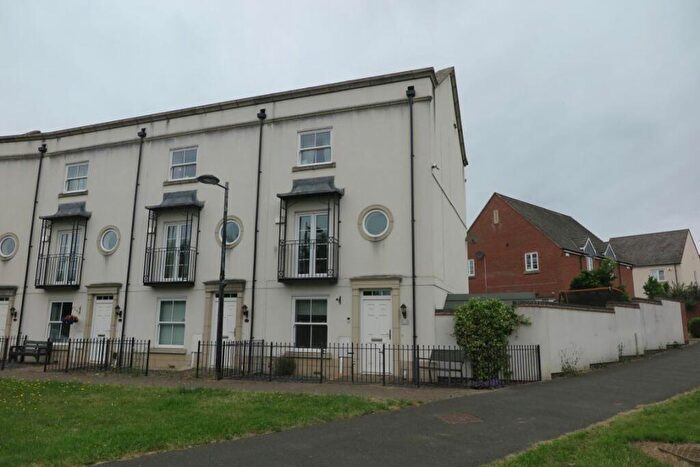 4 Bedroom Town House To Rent In Archdale Close, Birstall, LE4