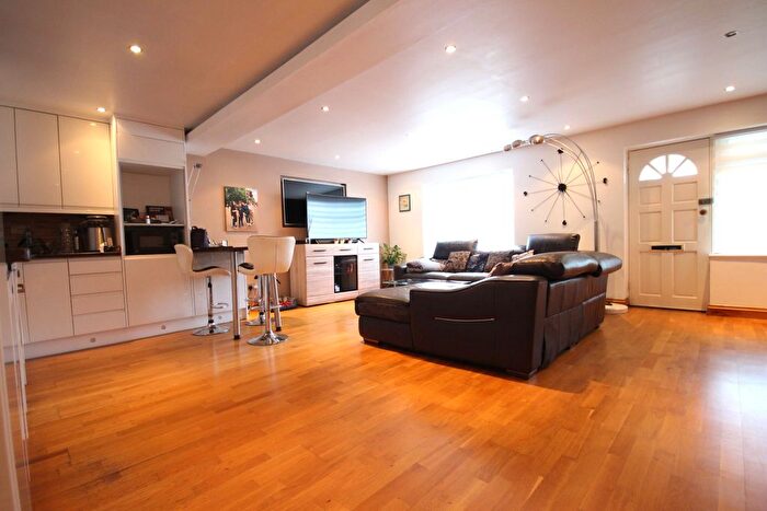 3 Bedroom Semi-Detached House To Rent In Craydene Road, Erith, DA8