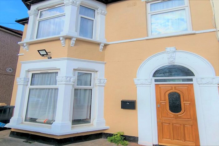 Studio To Rent In Meath Road, Ilford, IG1