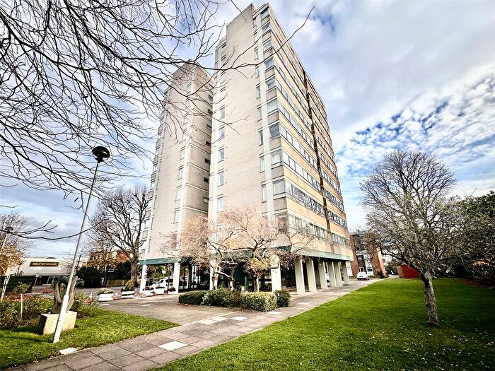 2 Bedroom Flat For Sale In Lower Mortlake Road, Richmond, TW9